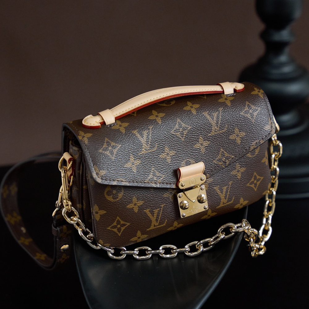 Alternative view of Pochette Métis East West